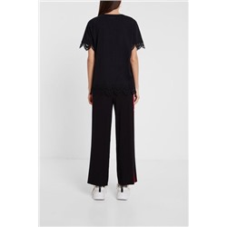 Camiseta con diseño floral y encaje