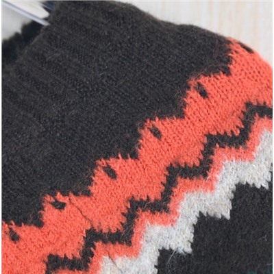 Мягкий и бархатистый вязаный свитер из окрашенной пряжи