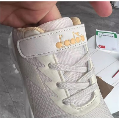 Спортивные кроссовки