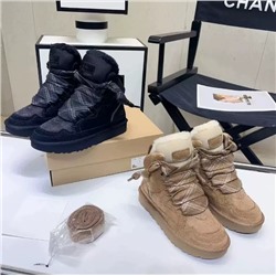 Женские ботинки на плоской подошве с круглым носком и шнуровкой.