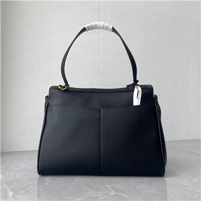 Женская кожаная сумка актуальной формы