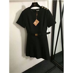 стильное платье с металлическими буквами и поясом на талии и короткими рукавами, черное, SML, [размер M; ширина плеч 39, обхват груди 94, обхват талии 80, длина рукава 20, длина платья 85]