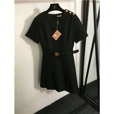 стильное платье с металлическими буквами и поясом на талии и короткими рукавами, черное, SML, [размер M; ширина плеч 39, обхват груди 94, обхват талии 80, длина рукава 20, длина платья 85]