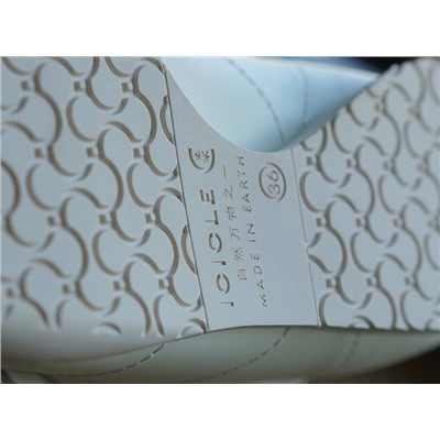 Женские матовые кожаные кроссовки  с круглым носом