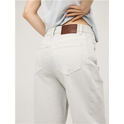 Серые зауженные джинсы с платком