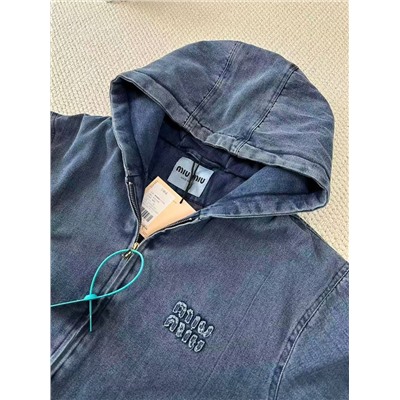 Демисезонная джинсовая куртка бомбер с капюшоном  Mi*u Mi*u  Унисекс модель