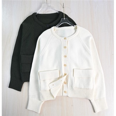 Утолщенный вязаный кардиган в непринужденном стиле