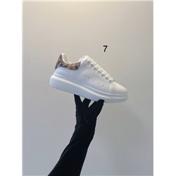 Кроссовки  Со змеиным принтом на заднике