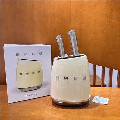 Набор из 7 предметов для ретро-ножей SMEG Blue Knife, потолок стоимости ножей  Нож изготовлен из импортной нержавеющей стали марки 304, которая безопасна, полезна для здоровья, долговечна и износостойка. Интегрированная ручка очень удобна и легка в использовании.  В комплект входят универсальный нож, нож для мяса, нож сантоку, нож для хлеба, поварской нож и подставка для ножей, всего 7 предметов!