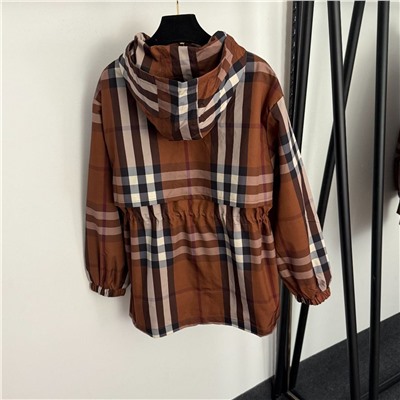 Женская куртка-ветровка в клетку контрастного цвета с капюшоном  Burberr*y