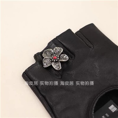 Женские кожаные перчатки Zar*a  с короткими пальцами, декорированное украшением