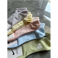 Набор спортивных носков Nik*e, в коробке 5 штук в нежных оттенках