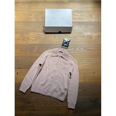 Свитер-кардиган с розовым вышитым корнем лотоса Acne's, сотканный и окрашенный на заказ, из импортной сверхтонкой камвольной шерстяной ткани  Поверхность имеет очень тонкую трикотажную текстуру, драпируется и мягкая.  Верхняя часть тела не раздражает кожу, а комфорт и тепло являются первоклассными.  Ткань также обладает определенной эластичностью и очень терпима!  Сплетено на 7-игольном ткацком станке Stoll, импортированном из Германии.  Основная часть выполнена с одной стороны, а нити воротника/манжет и подола выполнены из беззубого плетения, которое обладает хорошей эластичностью и не поддается деформации.