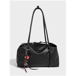 Женская вместительная сумка через плечо с трендовым обвесом