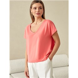 Футболка с V-вырезом и цельнокроеным рукавом из премиального хлопка с эластаном