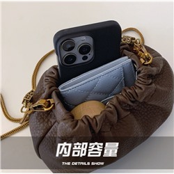 Коктейльная сумочка, очень симпатичная , несколько расцветок, цена копейки  Мягкая, внутри замочек, застегивается на кнопку, еще пахнет приятно 😍