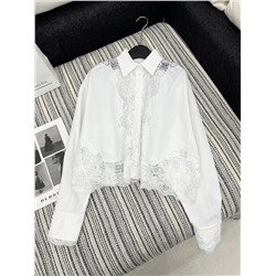 Оригинальное качество Ermanno scervin*｜King of Lace 2025, новая короткая рубашка с острым воротником 100% хлопок саржи YB по индивидуальному заказу с гладкой и удобной текстурой. Рубашка с заниженными лацканами подчеркивает фигуру. Мягкая и элегантная водорастворимая вышивка широко распространена на плечах, шее, спереди и сзади. Выпуклая текстура более сексуальна. Великолепные манжеты повторяют стиль дизайна, более скоординированы и унифицированы. ткани и аксессуары по индивидуальному заказу.