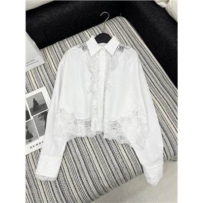 Оригинальное качество Ermanno scervin*｜King of Lace 2025, новая короткая рубашка с острым воротником 100% хлопок саржи YB по индивидуальному заказу с гладкой и удобной текстурой. Рубашка с заниженными лацканами подчеркивает фигуру. Мягкая и элегантная водорастворимая вышивка широко распространена на плечах, шее, спереди и сзади. Выпуклая текстура более сексуальна. Великолепные манжеты повторяют стиль дизайна, более скоординированы и унифицированы. ткани и аксессуары по индивидуальному заказу.