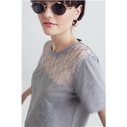 Camiseta floral con encaje