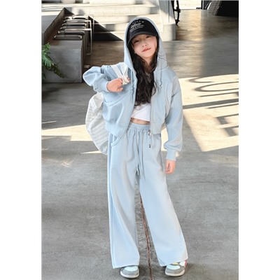 Нежно-голубой костюм для девочек. Тренд 2025