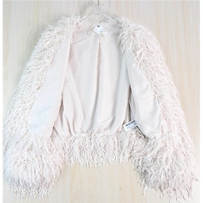 Стильный женственный жакет с блестящими шелковыми кисточками и отделкой из перьев.