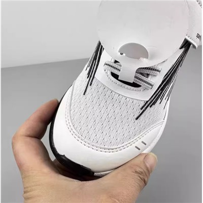 Кроссовки спортивные