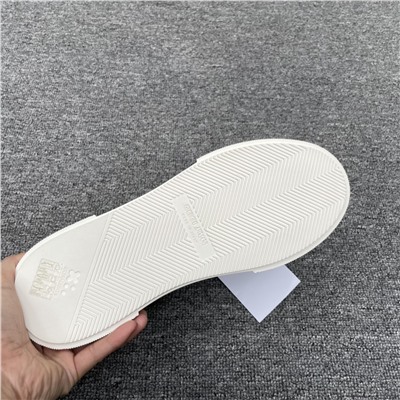 Подлинная основная линия GIORGIOARMANI (Giorgio Armani). 1: Ткань изготовлена ​​из импортной итальянской телячьей кожи: высококачественная обувь и одежда бренда: логотип, тисненый на пятке: материалы и производственные процессы на месте. 2: подкладка из телячьей кожи (синхронизация подошвы), открытая стелька, межподошва также изготовлена ​​из итальянской кожи высотой с дерево с тисненым запатентованным логотипом Хью. 3: Подошва изготовлена ​​из резинового белого мешка, черного цвета, произведена профессиональной фабрикой, нижний рисунок выполнен из полос с противоскользящим и износостойким эффектом, а оригинальная доска разработана и изготовлена, и поставляется оригинальная упаковка. . Упаковано в оригинальную коробку, в комплекте с бирками.