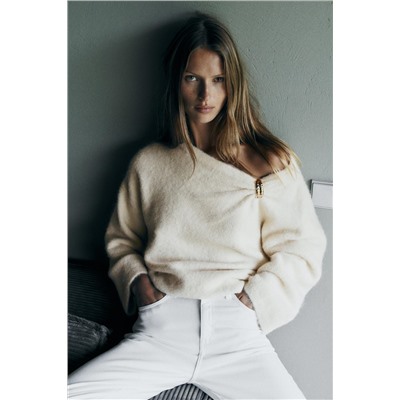 KNIT JUMPER WITH BROOCH