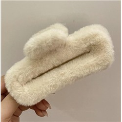 Пушистый крабик для волос