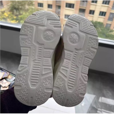 Спортивные кроссовки