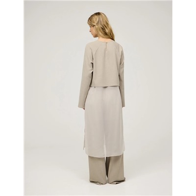 Бежевая блузка с шелковой юбкой