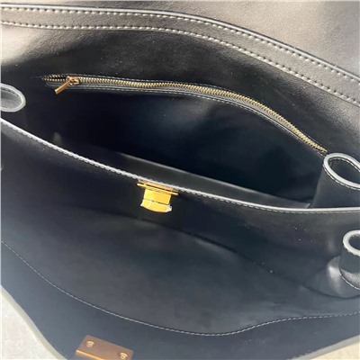 Женская кожаная сумка актуальной формы