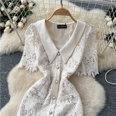 Красивое элегантное кружевное платье