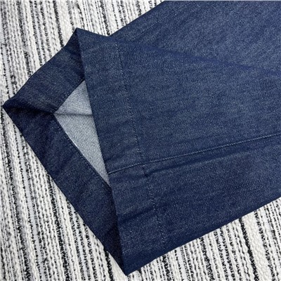 прямые брюки из джинсовой ткани с карманами и подолом, кожаным ремнем по индивидуальному заказу, вышитой нашивкой с надписью на кармане,