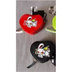 Сумка - мессенджер в форме сердца Versac*e Jean*s Coutur*e цепочкой на одно плечо. Со слов продавца - оригинал