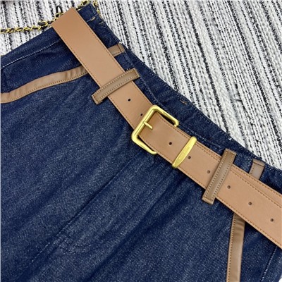 прямые брюки из джинсовой ткани с карманами и подолом, кожаным ремнем по индивидуальному заказу, вышитой нашивкой с надписью на кармане,