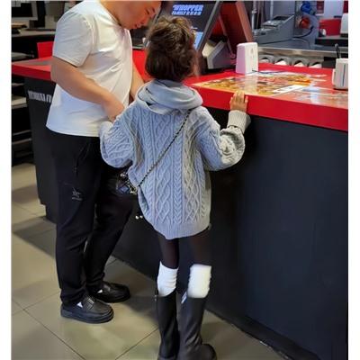 Свитер для девочек. В комплект входят шортики и шарф