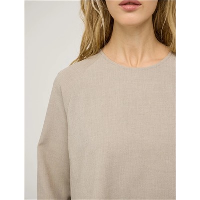 Бежевая блузка с шелковой юбкой