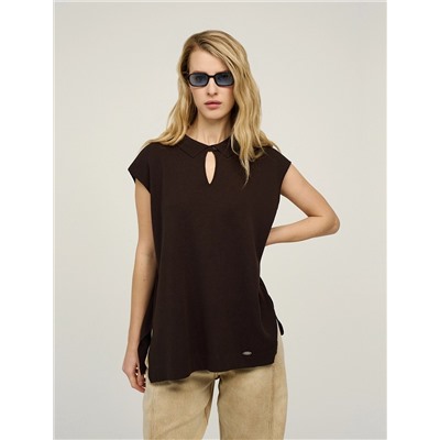 Коричневый вязаный жилет с воротником