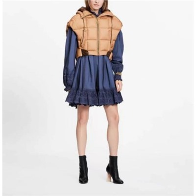 Стеганый короткий теплый жилет с капюшоном на молнии