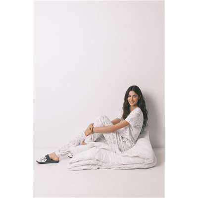 Conjunto de zapatillas y pijama