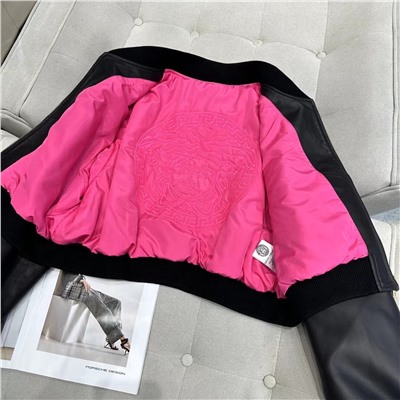 Импортная итальянская кожа ягненка.Очень мягкая.Очень облегающая посадка.Верхняя часть тела очень красивая.Спинка имеет талию и трехмерный крой.Выглядит как уникальная кожаная куртка.