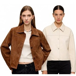 Женская замшевая куртка свободного кроя со спущенным плечом