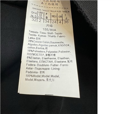 MaxMara PLATANI из коллекции весна-лето 2025 года. Безрукавный фасон с вертикальными складками подчеркивает форму тела, верхняя часть облегает, юбка расклешенная, квадратный вырез горловины создает слегка квадратное ощущение, широкие бретели добавляют устойчивости, а с левой стороны имеется потайная застежка-молния.