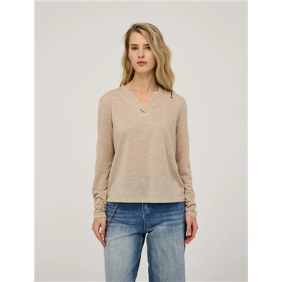 Бежевый джемпер с вышивкой