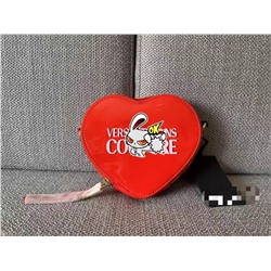 Сумка - мессенджер в форме сердца Versac*e Jean*s Coutur*e цепочкой на одно плечо. Со слов продавца - оригинал