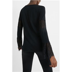 Camiseta mangas campana apliques