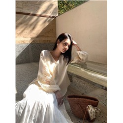 Женская лёгкая блузка с объемными рукавами с кружевной вставкой