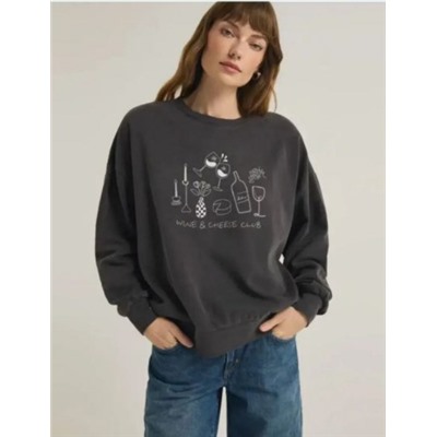 Пуловер с круглым вырезом, спущенными плечами и свободным кроем.