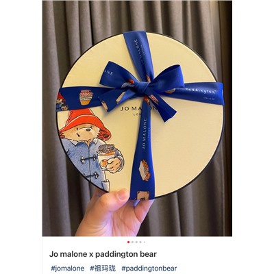 Круглая подарочная коробка🎁» медвежонка Джо Мэлоуна Паддингтона такая милая😍😍 ⚠️В упаковке: духи «Английская груша и фрезия»*1 (100 мл). Духи с шалфеем и морской солью*1 (9 мл) Духи «Лайм, базилик и цитрусовые»*1 (9 мл) Духи с медом и нектарином*1 (9 мл) Духи Blue Wind Chime*1 (9 мл)